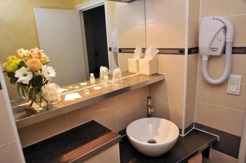 Hotel Gambetta Lons-le-Saunier Bagian luar foto