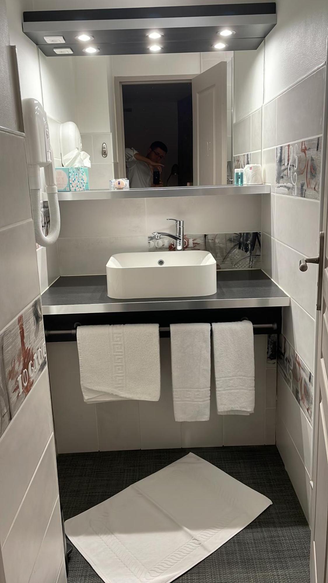 Hotel Gambetta Lons-le-Saunier Bagian luar foto