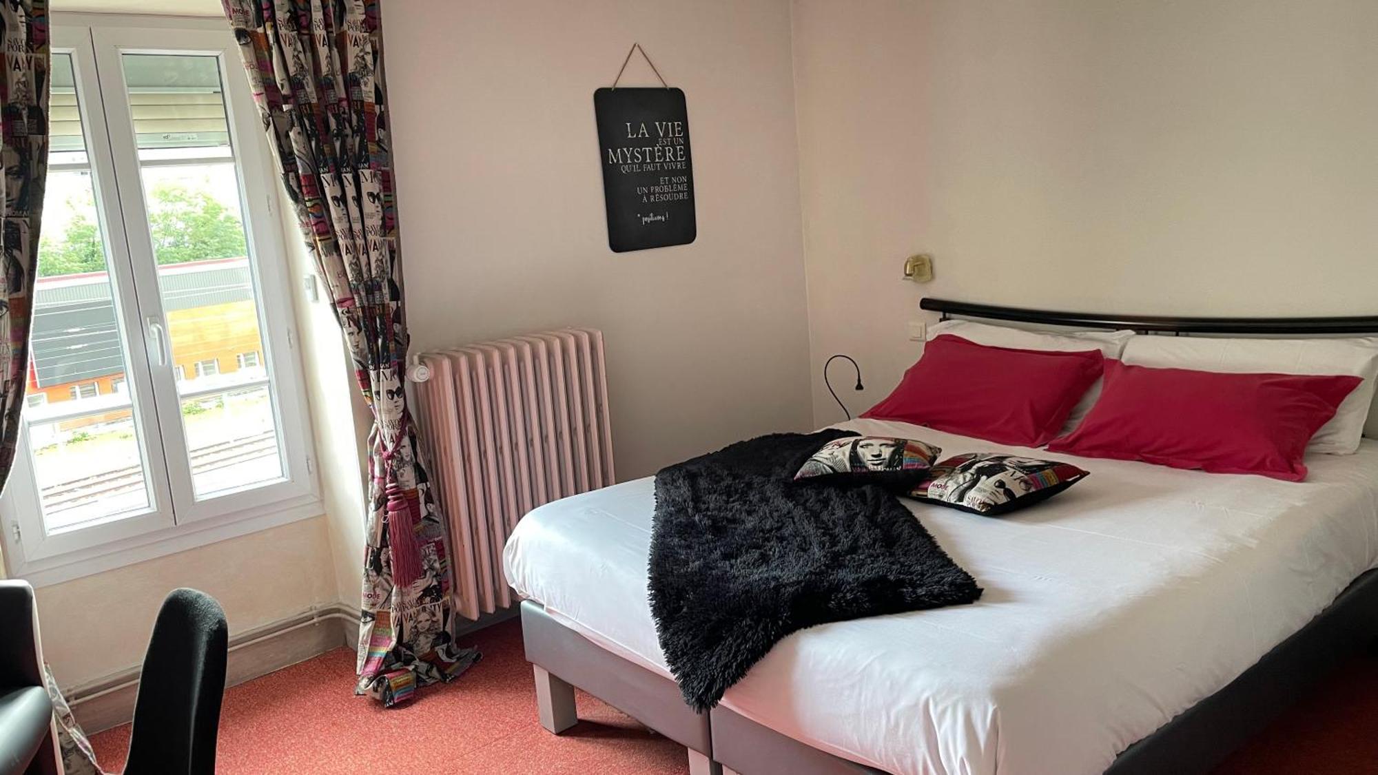 Hotel Gambetta Lons-le-Saunier Bagian luar foto