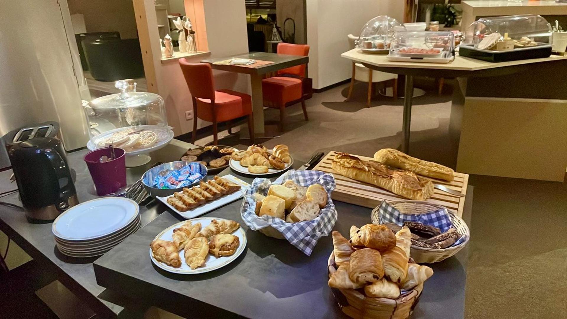 Hotel Gambetta Lons-le-Saunier Bagian luar foto
