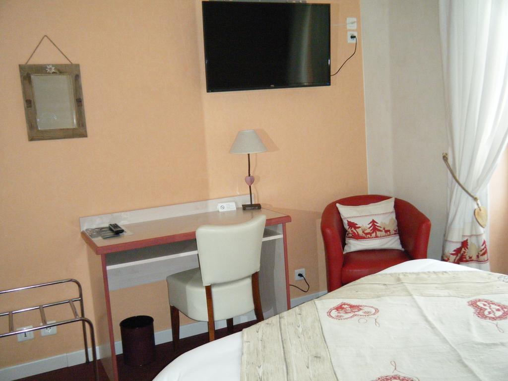 Hotel Gambetta Lons-le-Saunier Bagian luar foto