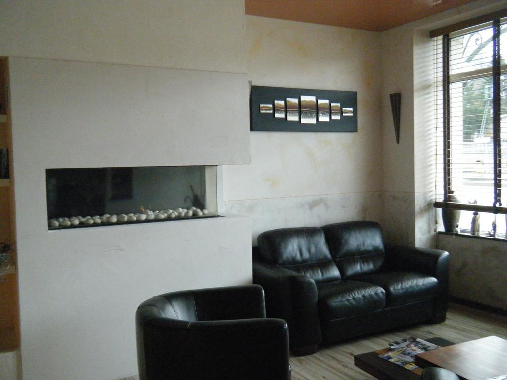 Hotel Gambetta Lons-le-Saunier Bagian luar foto