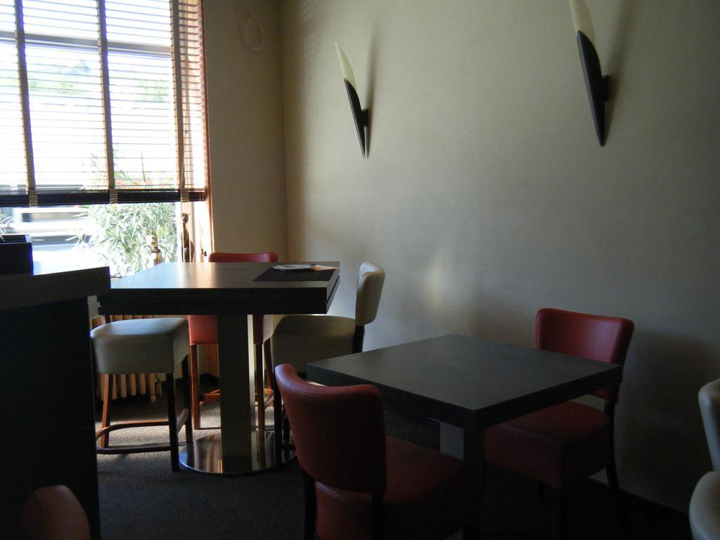 Hotel Gambetta Lons-le-Saunier Bagian luar foto