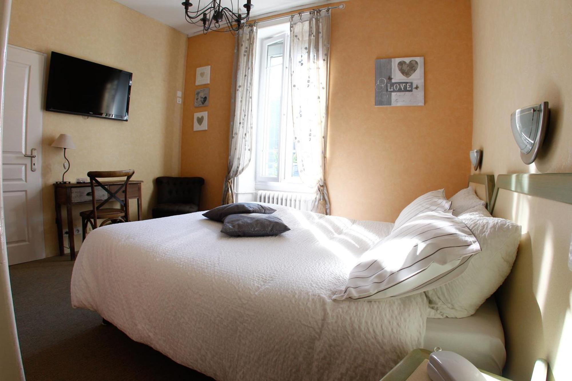 Hotel Gambetta Lons-le-Saunier Bagian luar foto