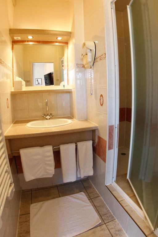 Hotel Gambetta Lons-le-Saunier Bagian luar foto